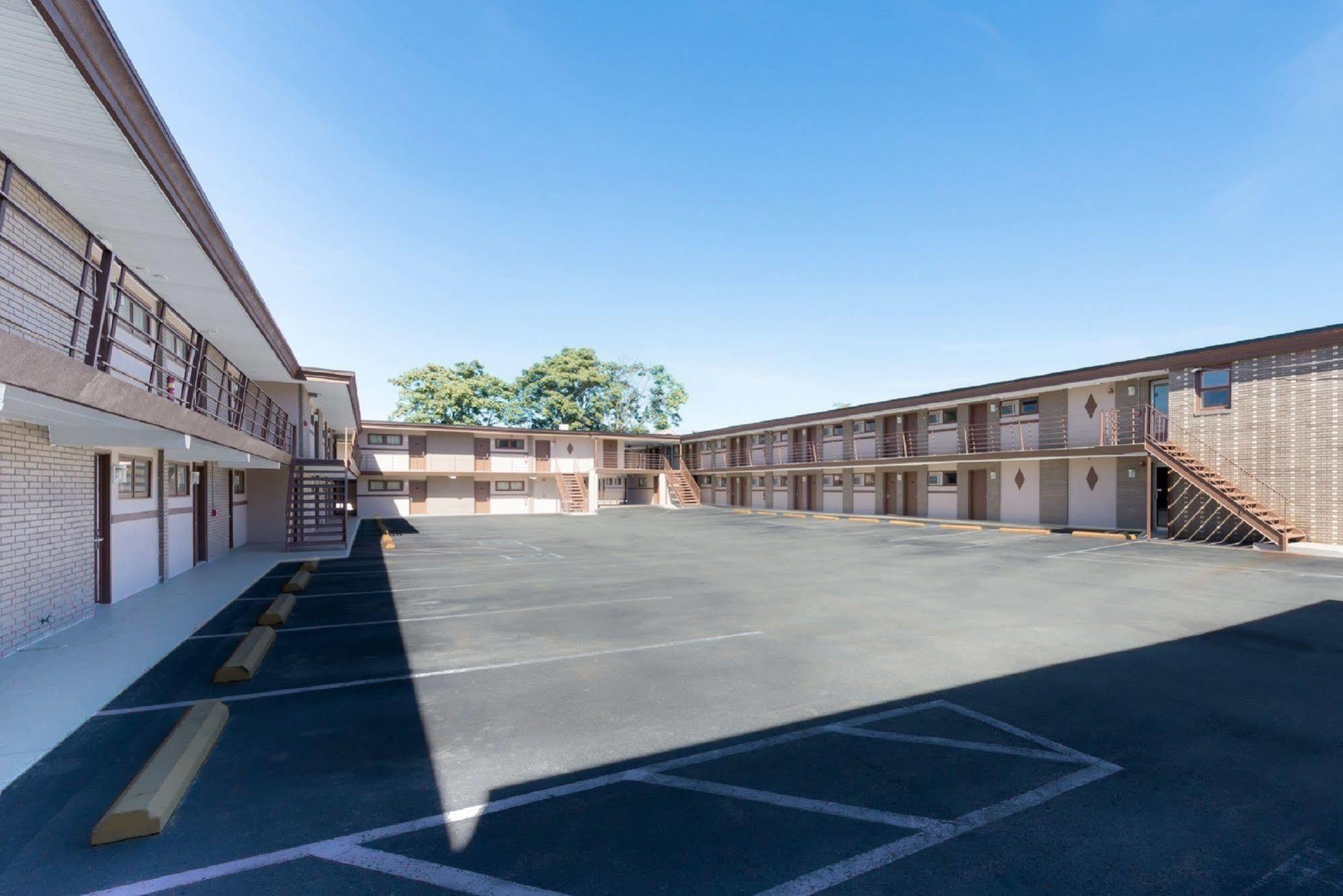 Super 8 By Wyndham Greensburg Esterno foto